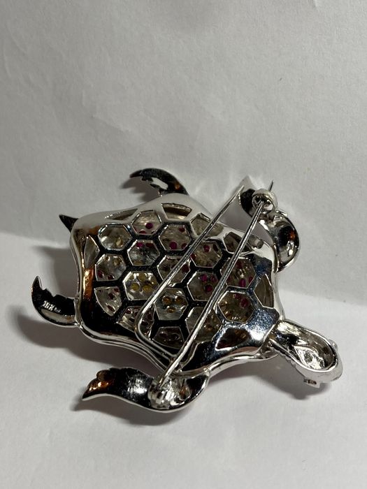 Brosa aur alb 18kt.cu rubine și safire