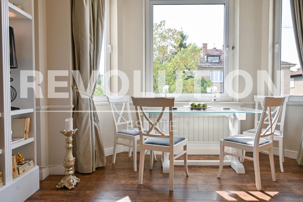 Тристаен апартамент в центъра на София.