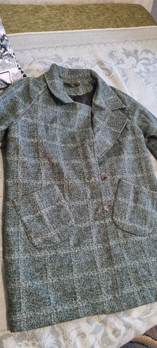 продаётся жилетка женская размер 46, пальто размер 50