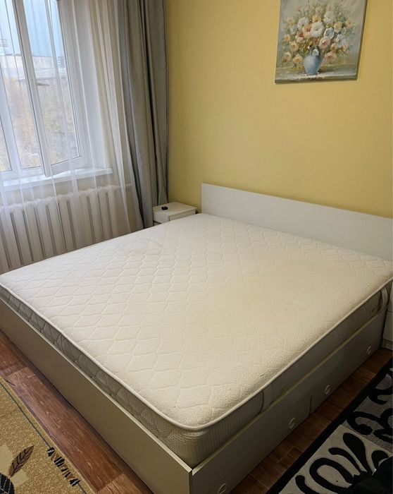 Двуспальная кровать с матрасом и местом для хранения