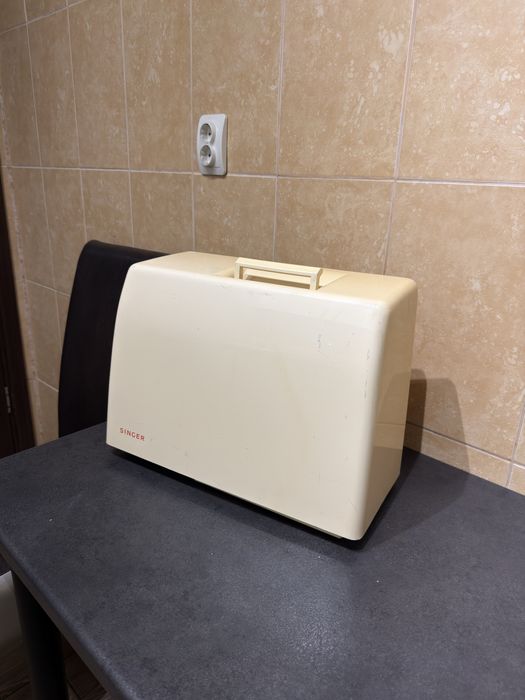 Masina de cusut brodat festonat si butoniere SINGER 2210