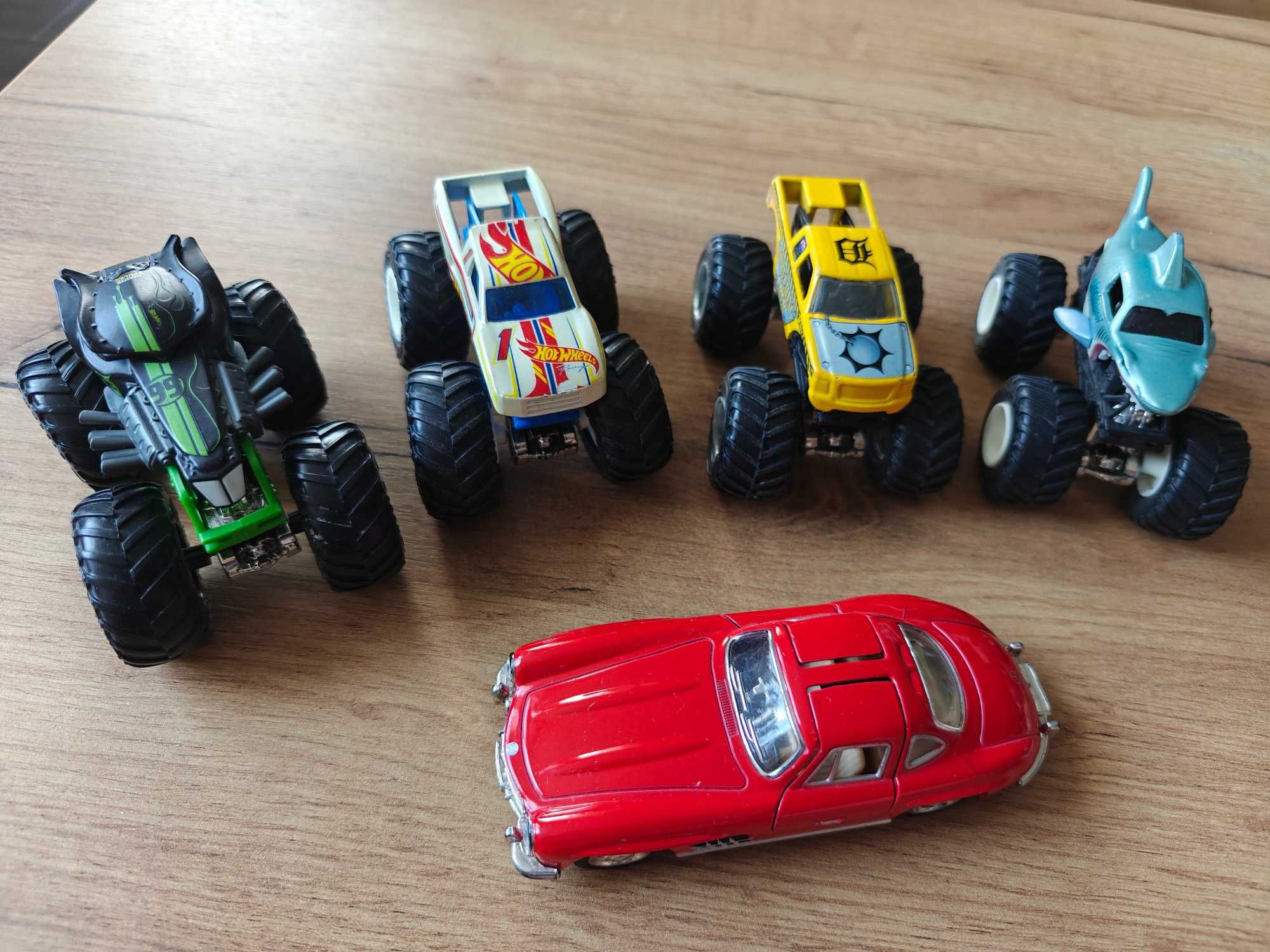Бъги Hot Wheels Monster Trucks - 4 бр + 1 бр кола Mercedes-Benz