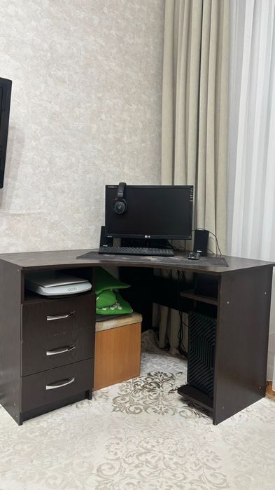 Продам недорого компьютерный стол