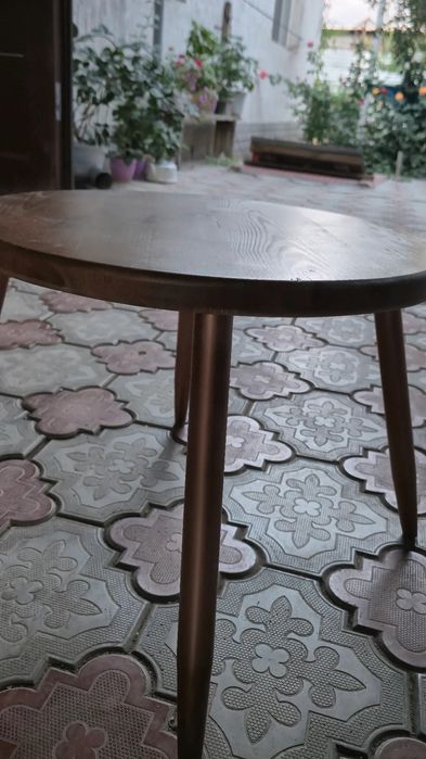 Столик из лакированного дерева