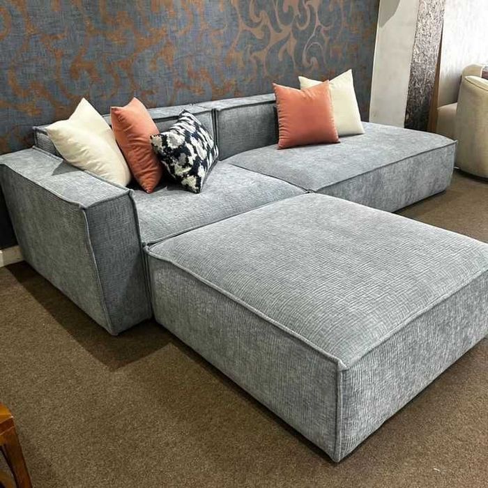 Перетяжка и реставрация и ремонт мягкой и корпусной мебели