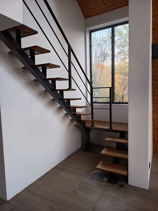 Vindem scări interior de lemn