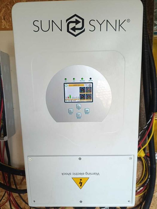 Продавам работещ Соларен Хибриден Инвертор SunSynk 5.5Kw в гаранция