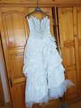 Vand rochie de mireasa, 500 lei, negociabil.