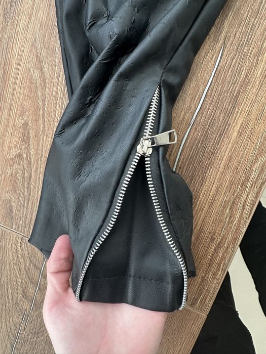 Pantaloni de piele(mici defecte)