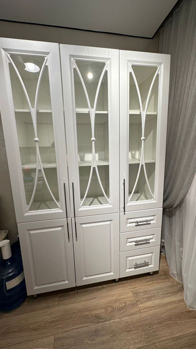 Шкаф-витрина со стеклянными дверями.