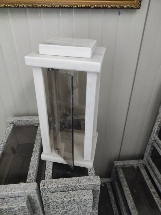 Vand felinare din marmura si granit si crucifix