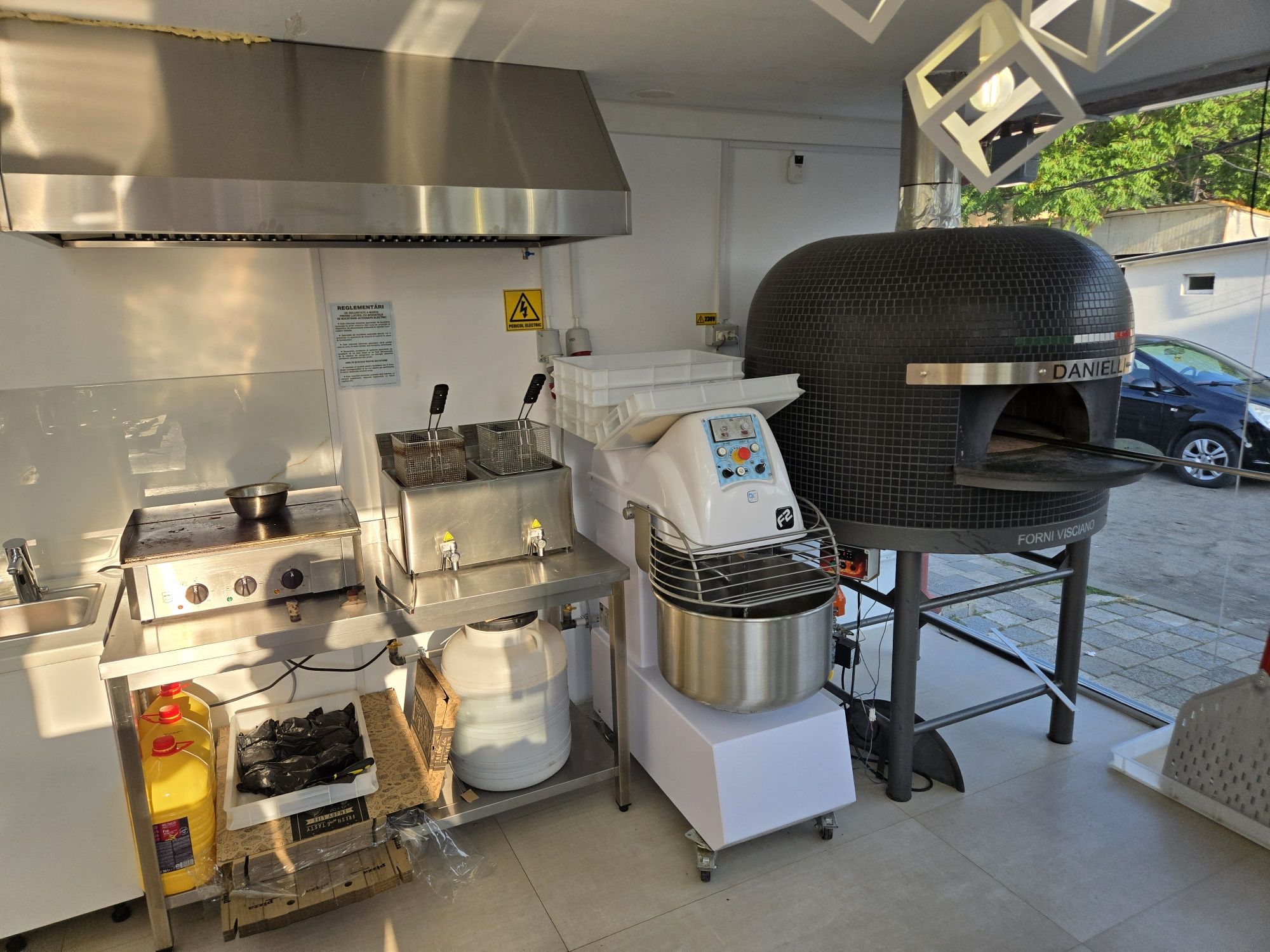 Vand/Închiriez Afacere la Cheie Pizzerie & Fast Food Complet Utilata