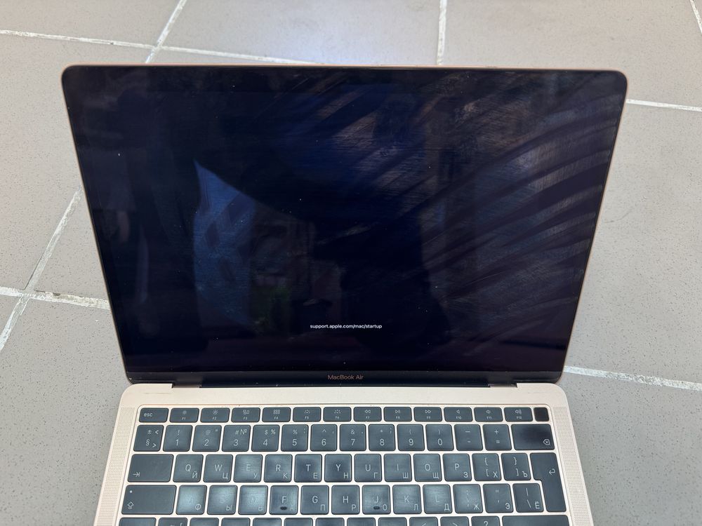 Лаптоп Apple MacBook Air 2019 - заключен с iCloud, за части