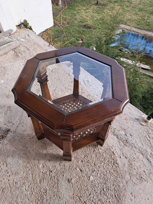 Дървена масичка с ратан