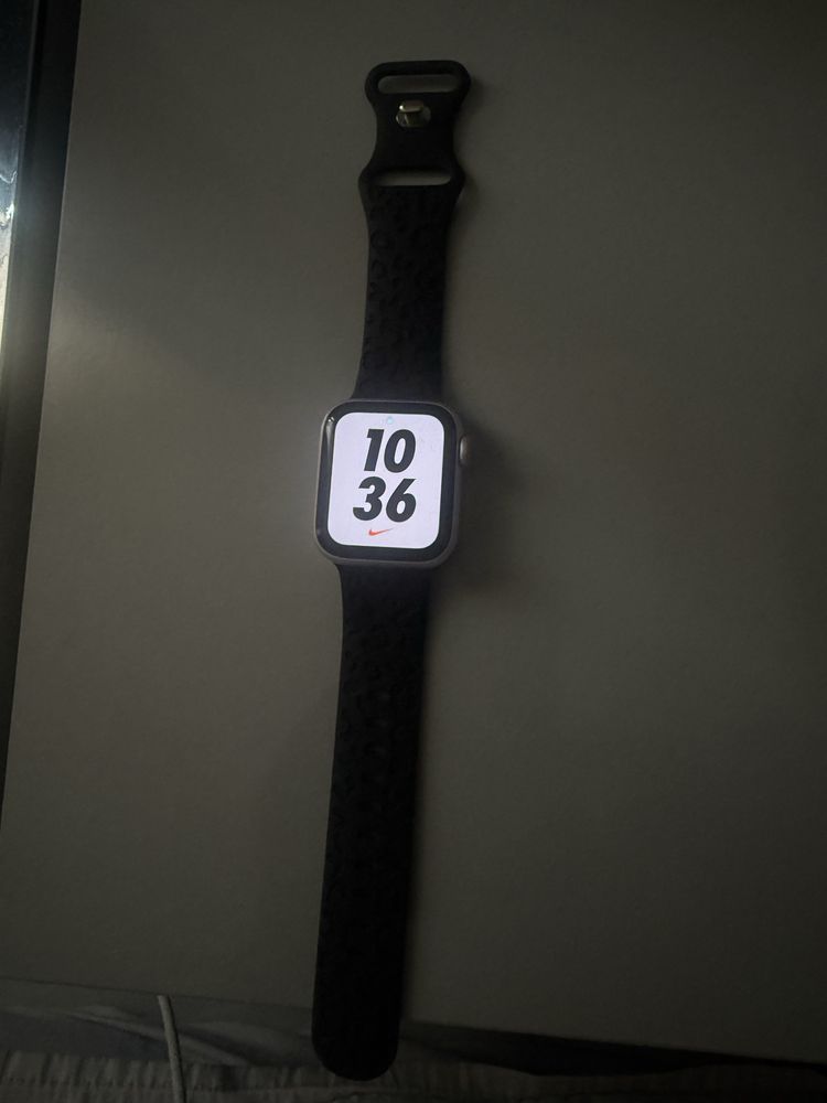 Продавама apple watch SE ,процент на батерията 100