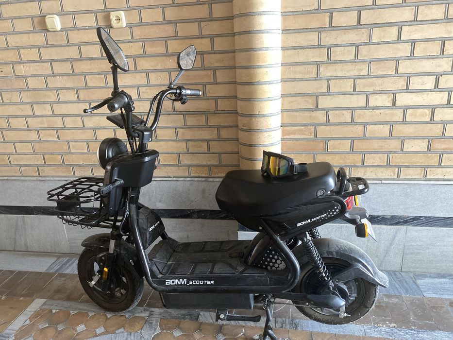 Skuter bonvi sotilada pochti yangi