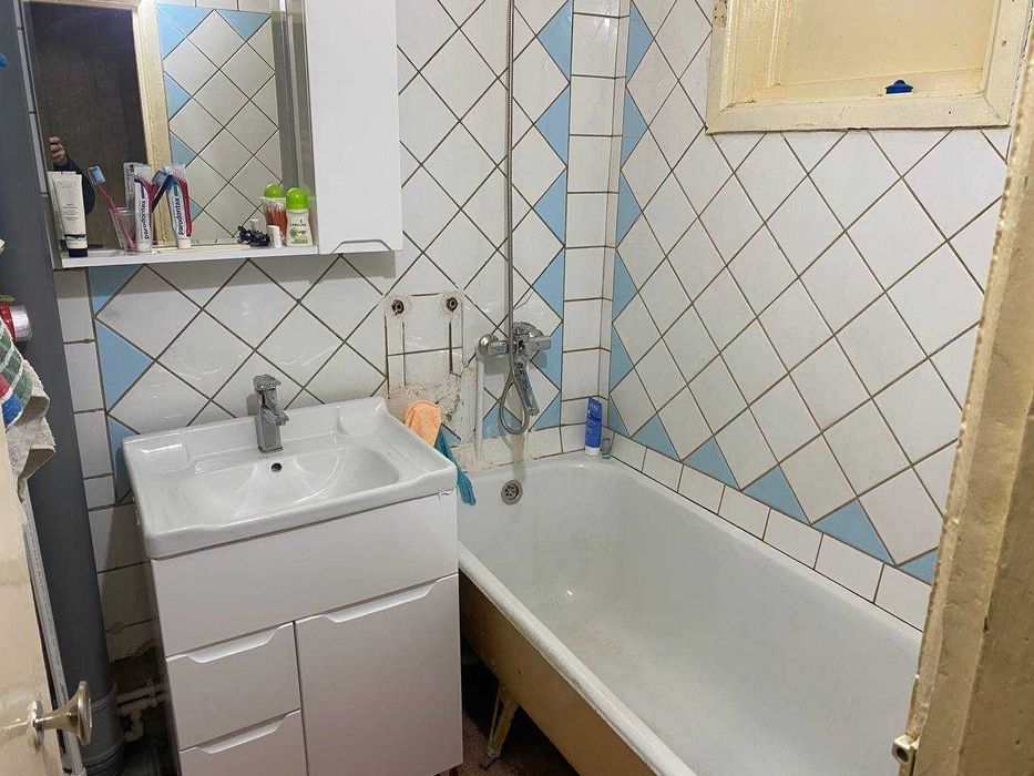 Срочно продается 3-х комн без ремонта, возле м. Космонавты. 3/3/4