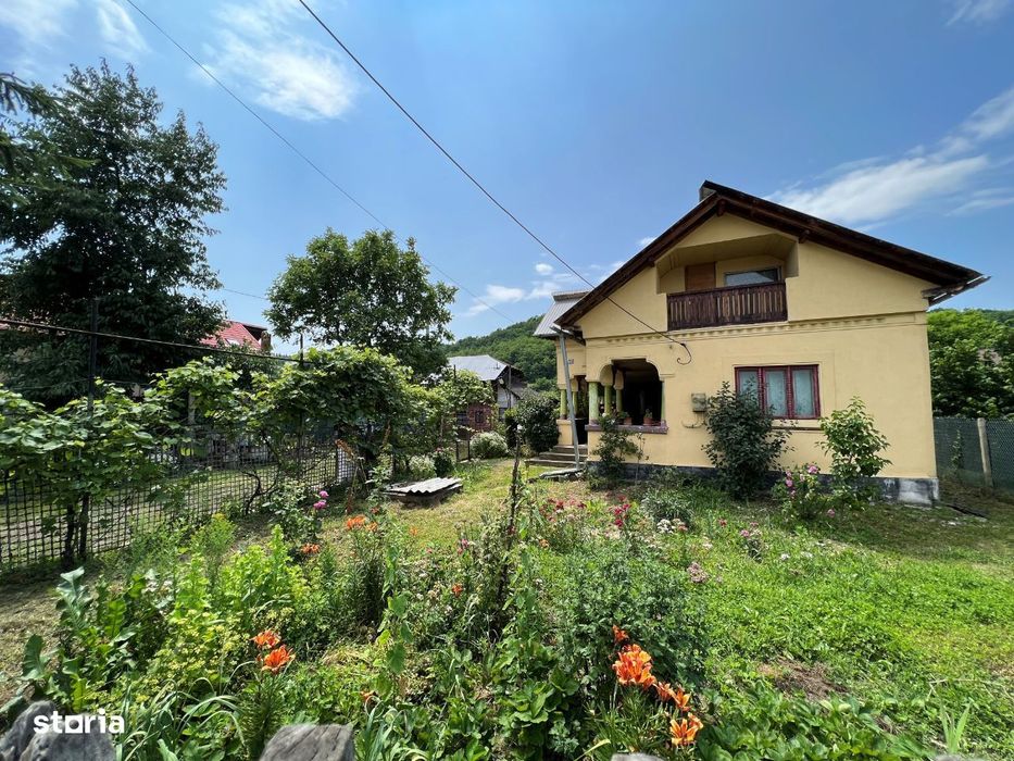 Casa Micesti, 3 camere si anexe, toate utilitatile, la asfalt