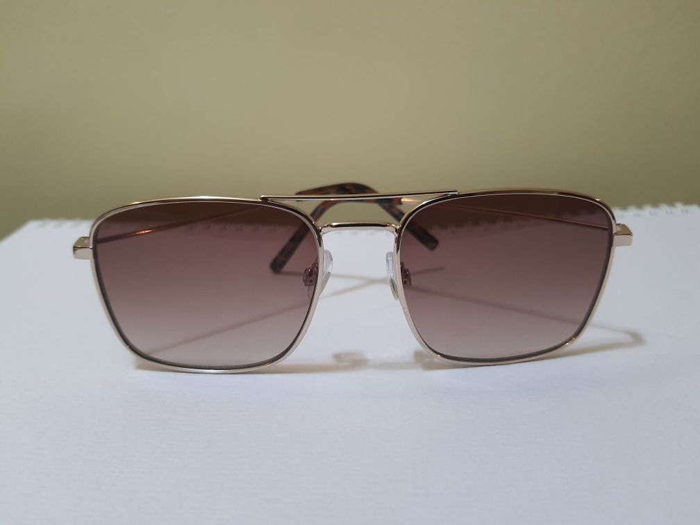 Слънчеви очила със светло розови нюанси