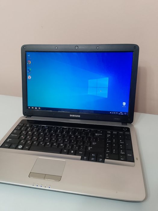 Ноутбук 8/800гб заряд держит