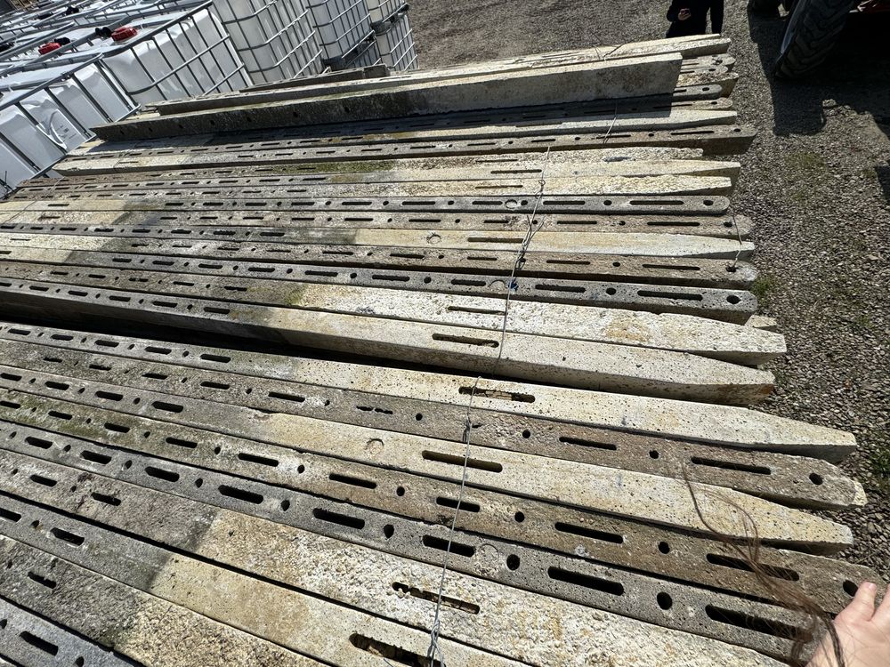 Stalpi de beton cu gauri pentru gard, zmeura etc