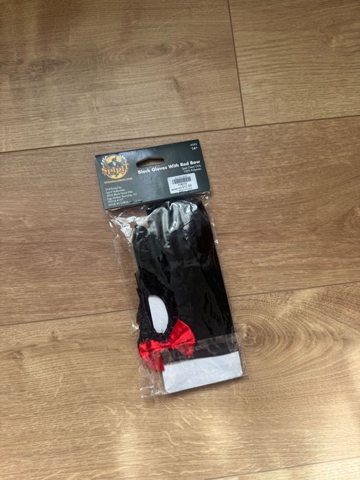 Manusi negre cu funda rosie Spirit Halloween