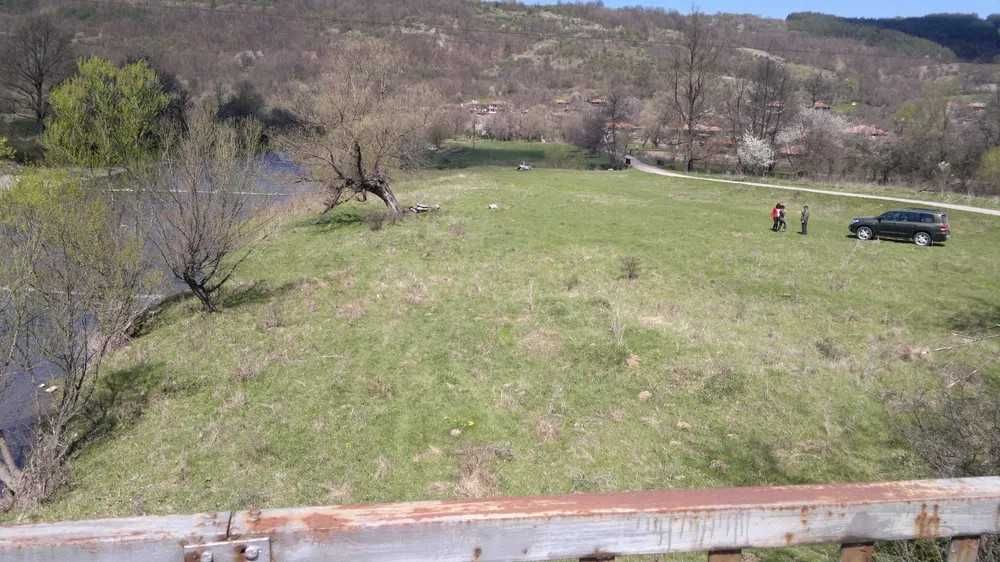 Продавам 7дка на брега на Златаришка река, на 5км от Елена.