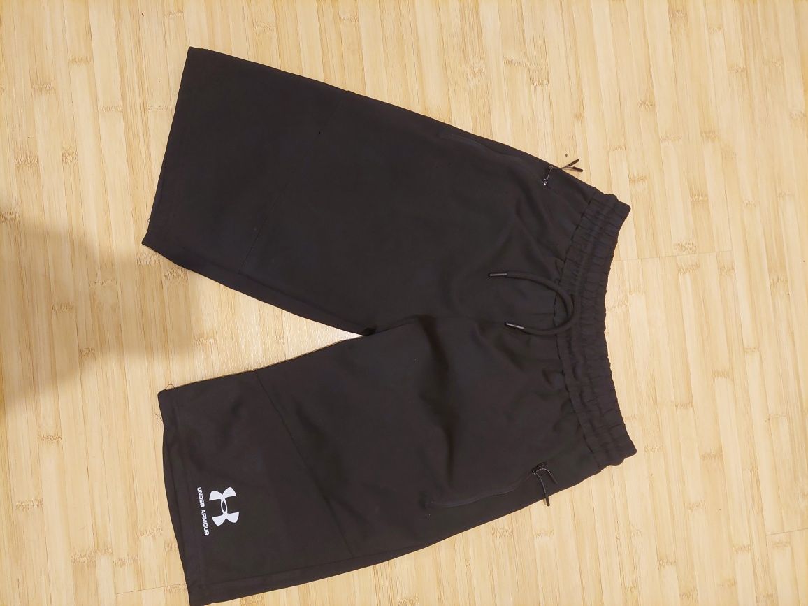 Pantaloni scurți băieți măsură M Under Armour