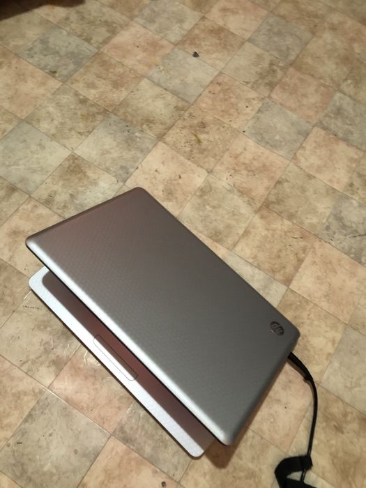 Hp i3 проц озу 4гб ssd 256гб виндовс 10 работает быстро для учёбы рабо