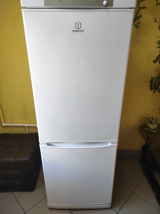 Продам холодильник indesit