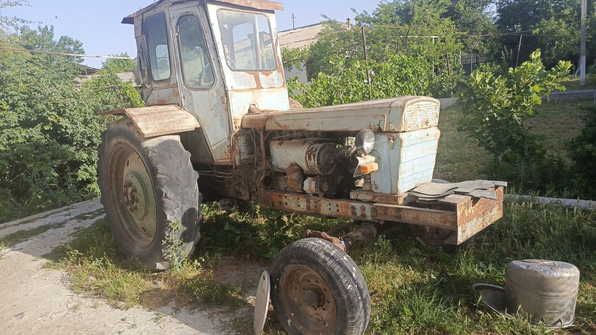 T-28 traktor sotiladi.