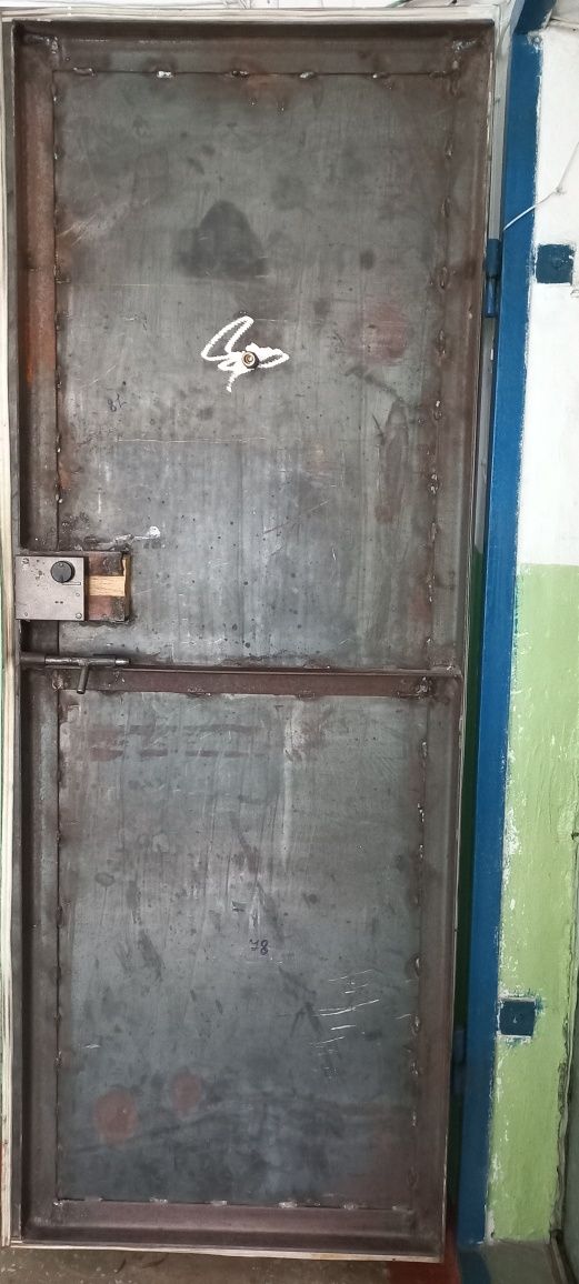 Продам входную, железную дверь.