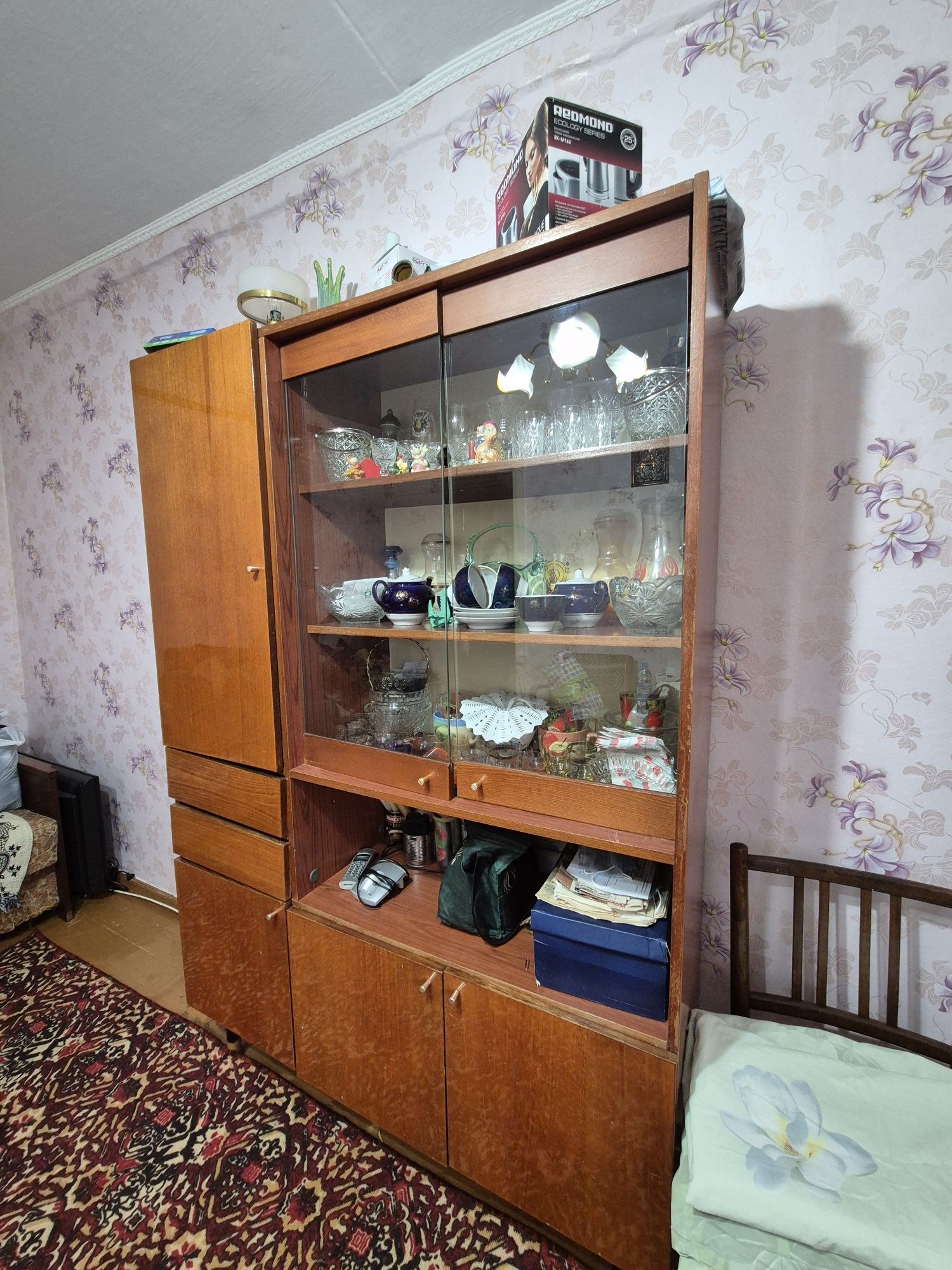 Сервант лакированный