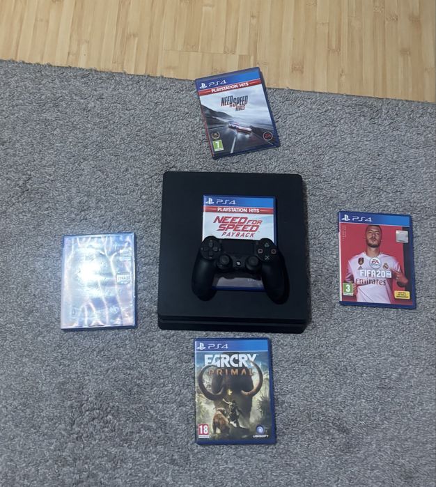 Playstation 4 с 5 игри подарък