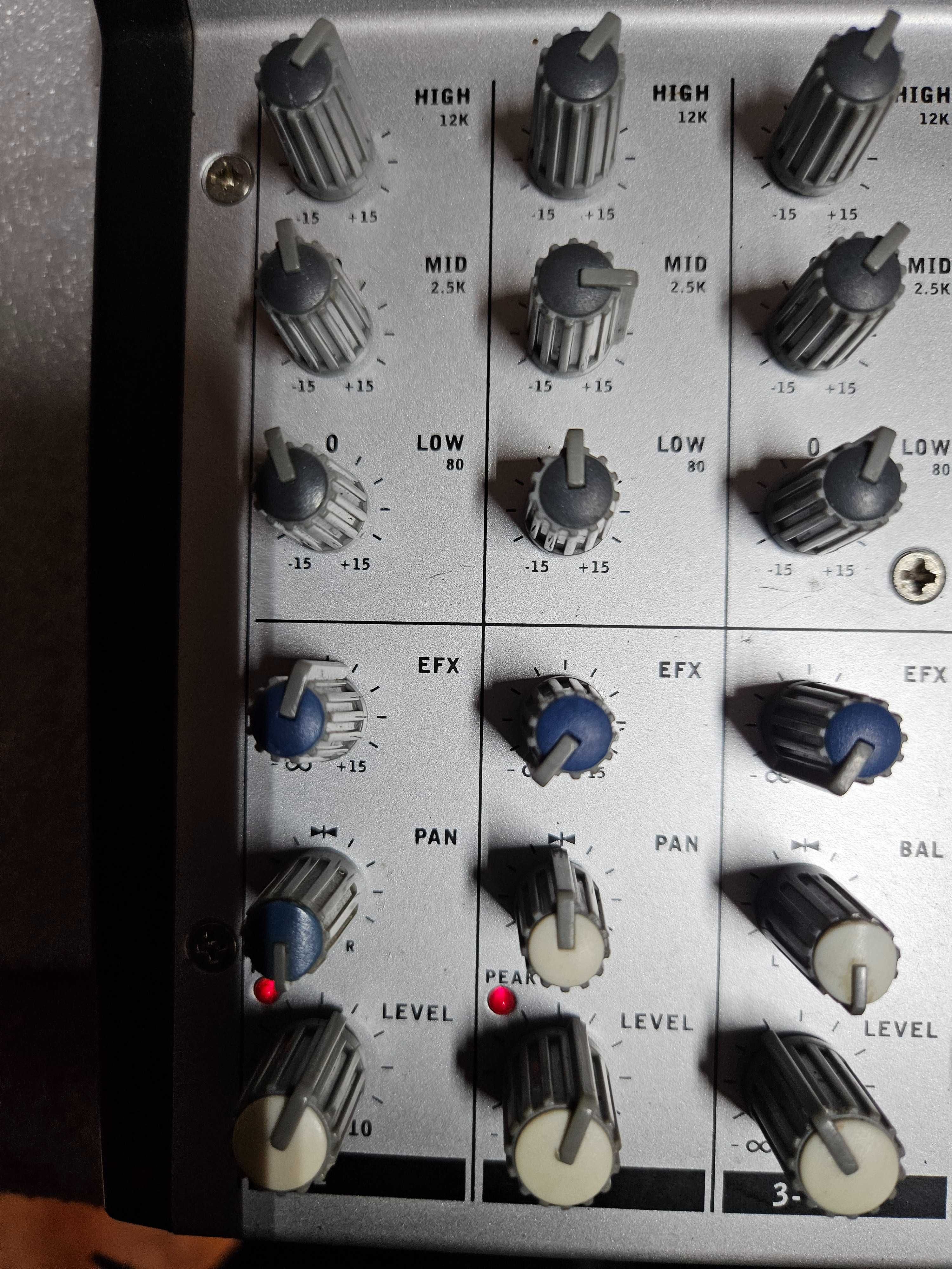 Mixer Analog Phonic AM 220
