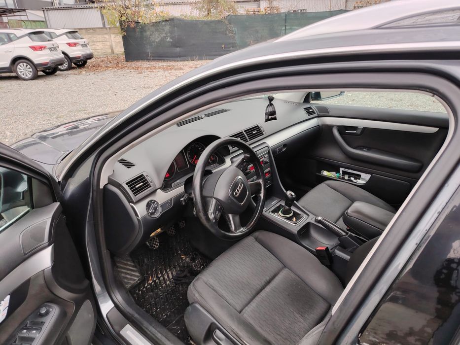 De vinzare auto audi a 4 an 2006 motor 2 l 140 cp