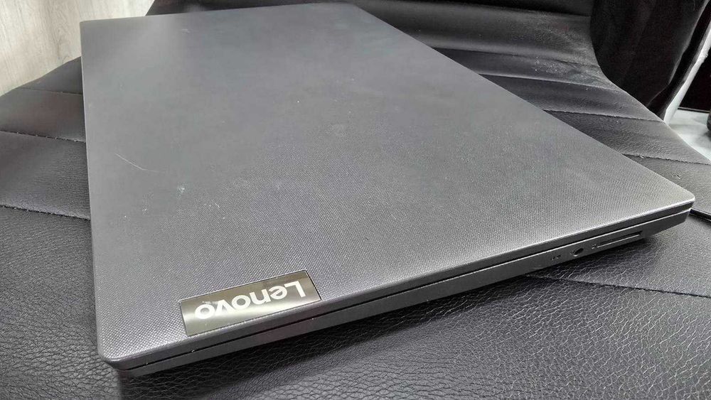 Лаптоп Lenovo V15 ADA RAM 8GB, 256GB SSD , Vega 8