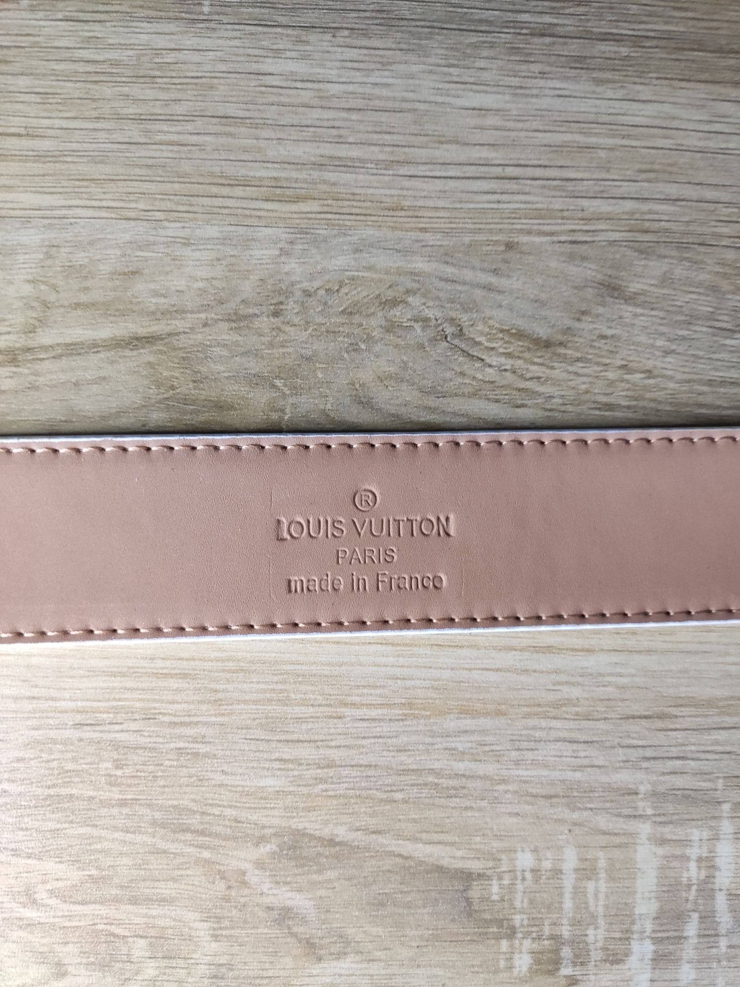 Curea Louis Vuitton alba