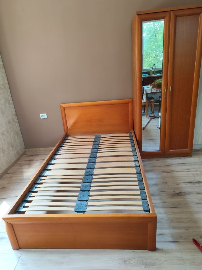 Продавам спален комплект.