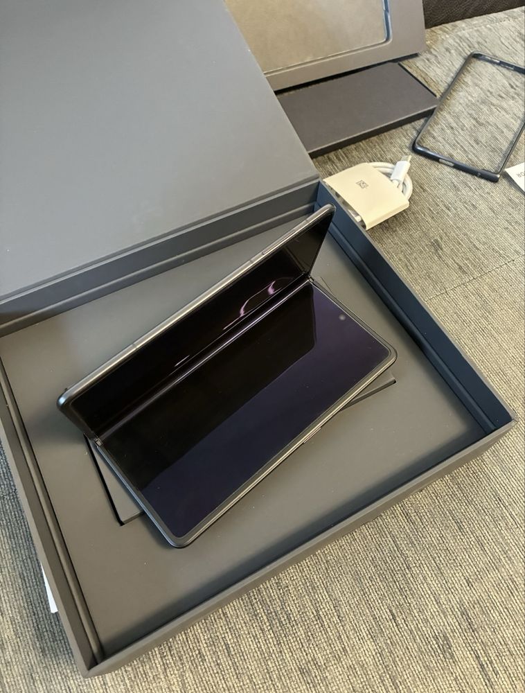 КАТО НОВ 512GB Honor Magic V3 12GB А1 Гаранция 2027г. Black