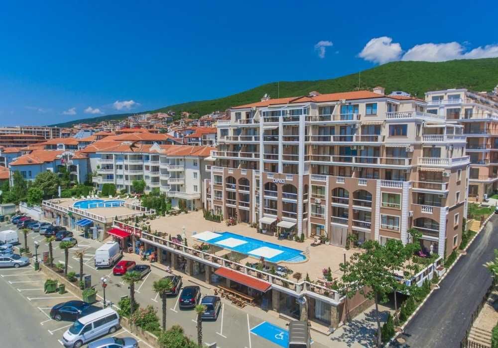 Панорамен вид море и планина, топ локация, 2 спални, 2 бани.