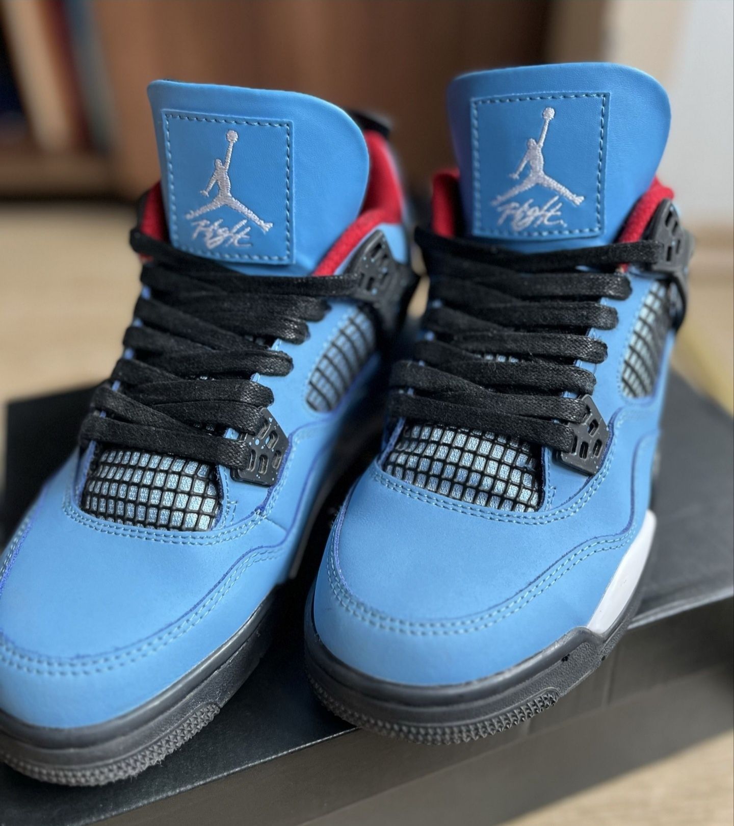 Jordan 4 Travis Scott