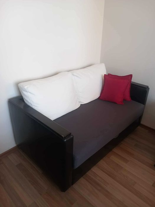 двуместен диван с изкуствена кожа и текстил