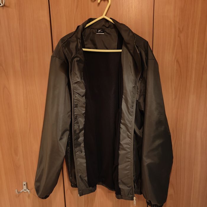 Зелена ветровка на NIKE