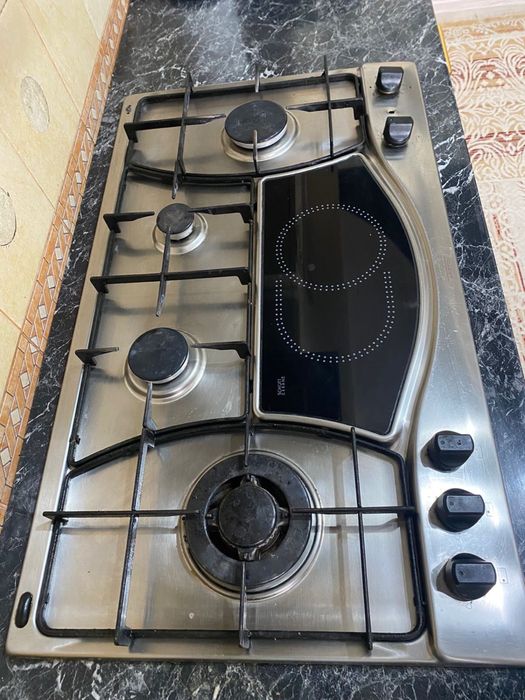 Газовая плита и вытяжка