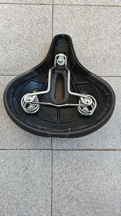 Продавам амортисьорно колче за седалка Ф30.6 и седалка неупотребявани