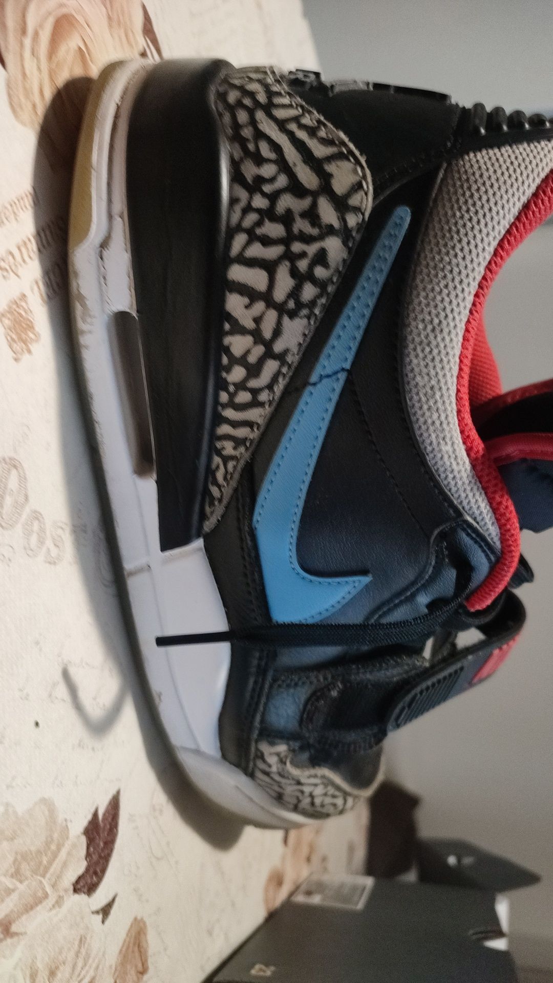 Jordan Legacy 312 low black/valour blue/university red/wolf grey
