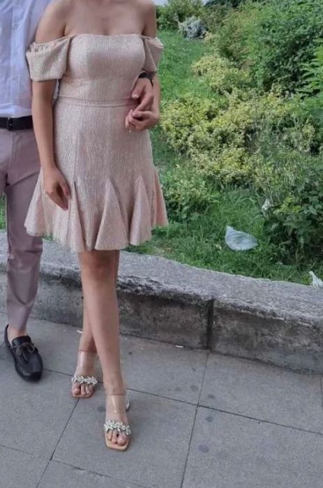 Къса рокля от Пембе Кенан