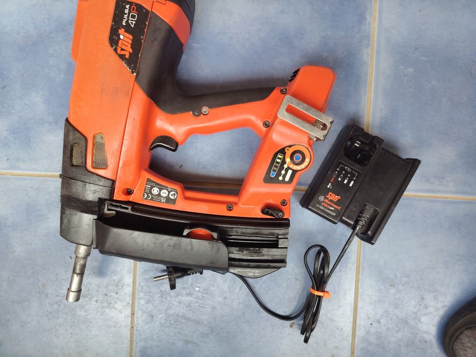 Pistol de implantat cuie beton cu gaz SPIT PULSA  40P