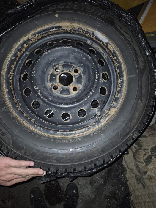 Продам шины с дисками комплект зимние 4штуки 4×100